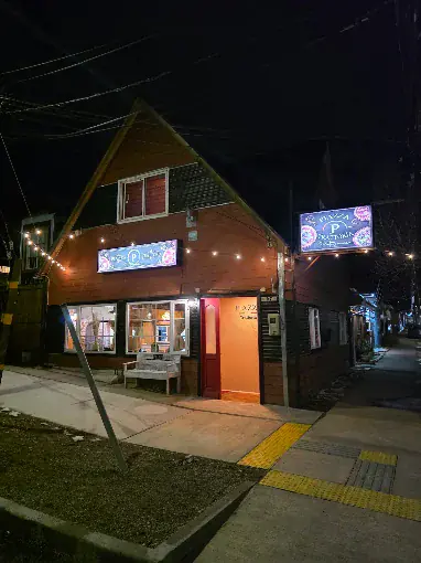 Fachada de Pizza Piazza Trattoria en Av. Cristóbal Colón 07, Punta Arenas