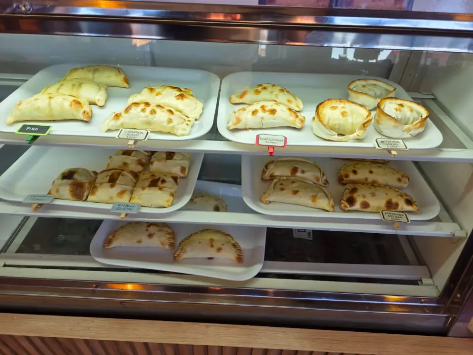 Empanadas horneadas en vitrina · Pizza Piazza Punta Arenas