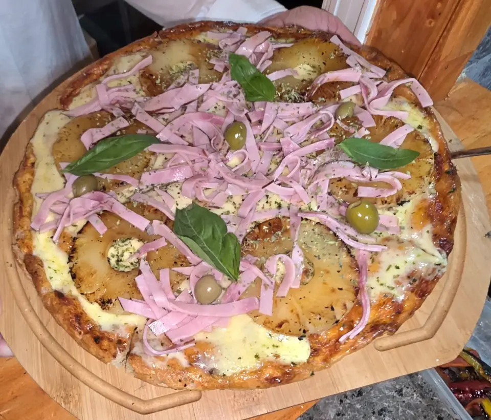 Pizza artesanal recién salida del horno · Pizza Piazza Punta Arenas