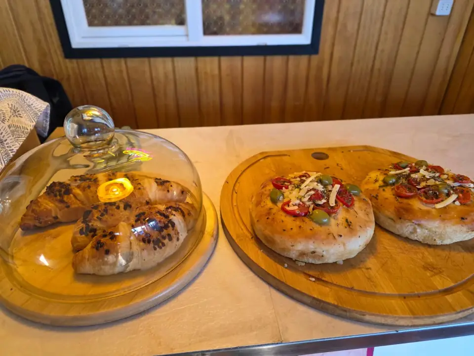 Medialunas y focaccia de la vitrina · Pizza Piazza Punta Arenas