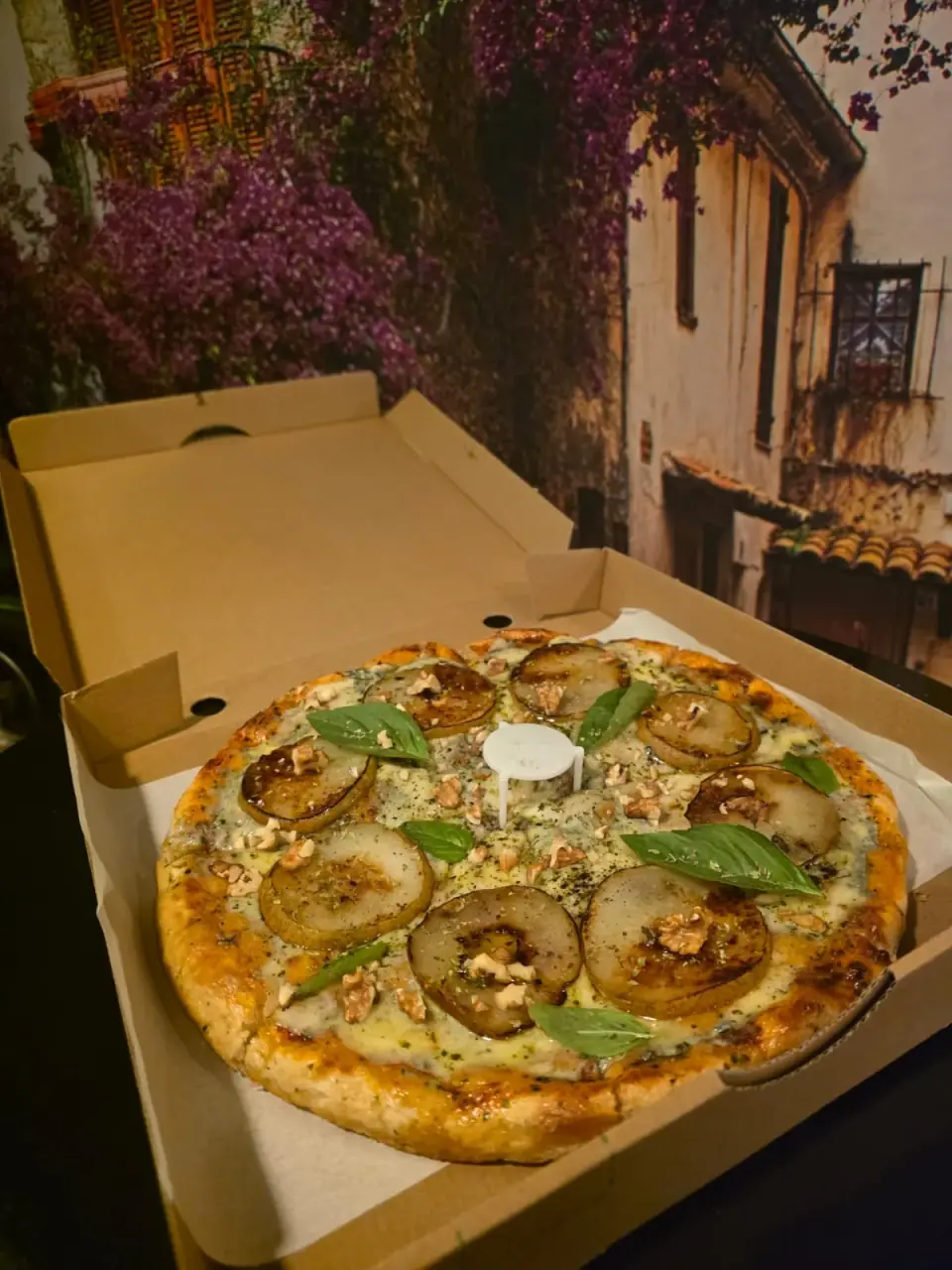 Pizza artesanal de peras, queso azul y nueces de Pizza Piazza en Punta Arenas