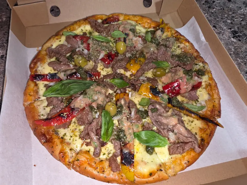 Pizzas de la casa recién horneadas en Pizza Piazza
